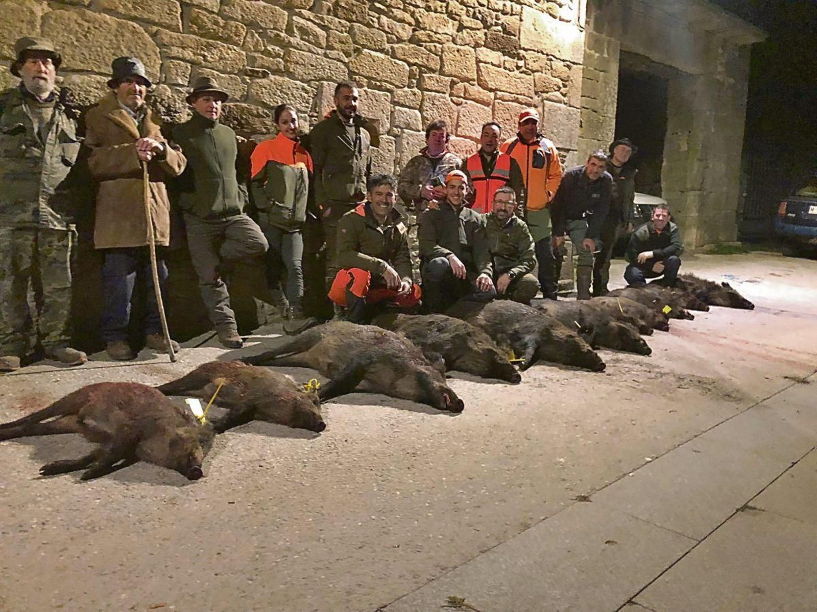 Grupo de la Peña Morito de A Mezquita con varios jabalíes capturados.