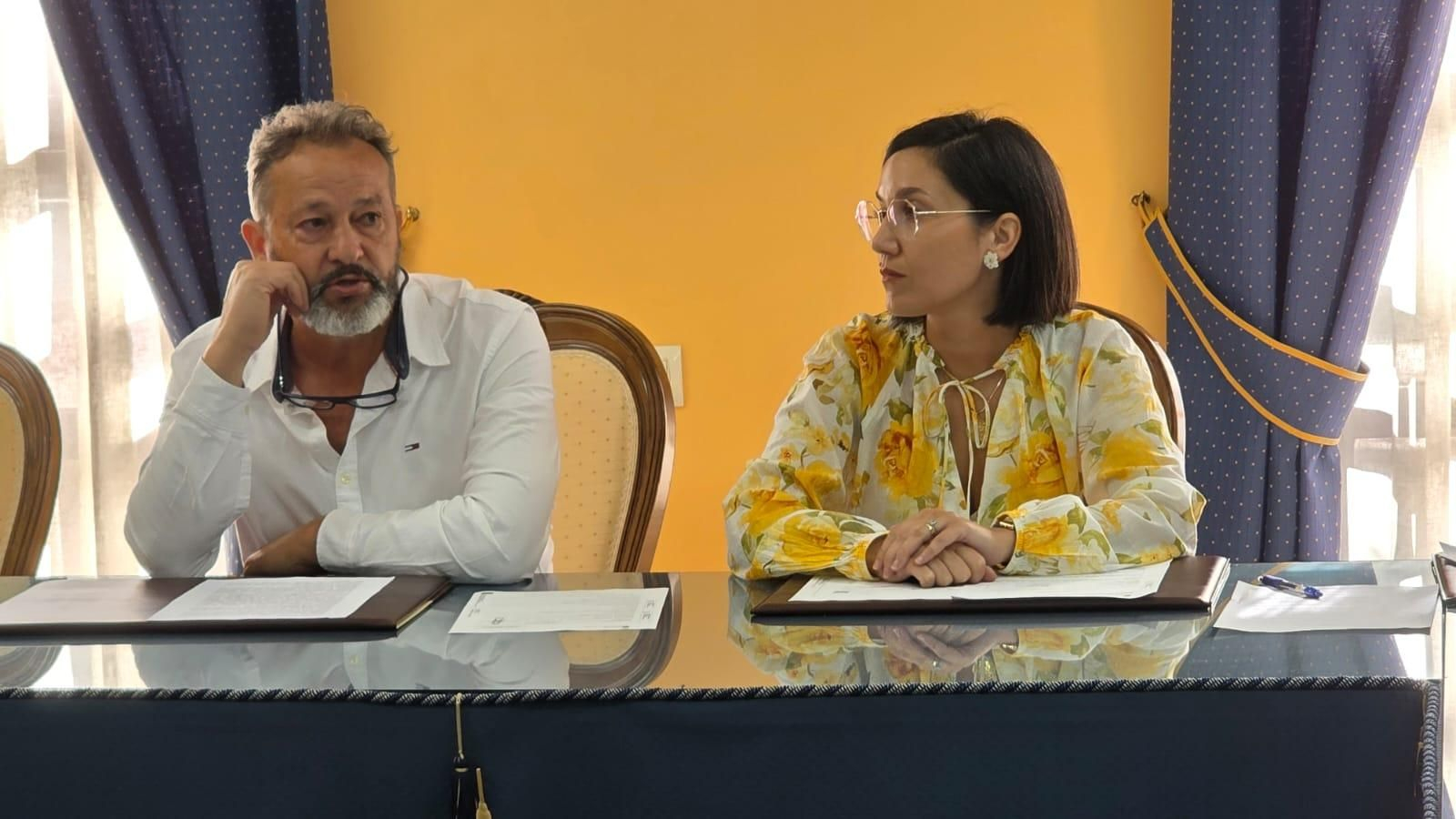 Enrique Álvarez Barreiro durante su intervención en el pleno en el que anunció su renuncia como alcalde de Vilamartín de Valdeorras tras más de una década al frente del municipio.