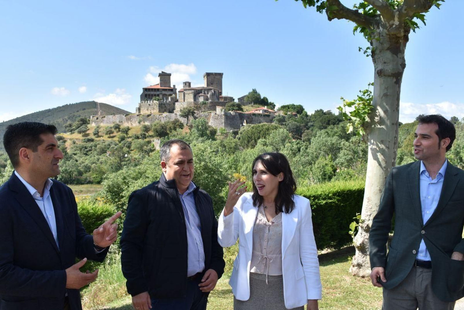 María Jesús Lorenzana y José Luis Suárez -en el centro- en el encuentro.