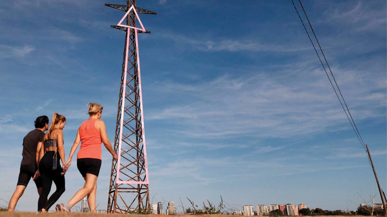 Una torre de alta tensión abandonada en Valencia, convertida en una reivindicación contra la subida de la luz.