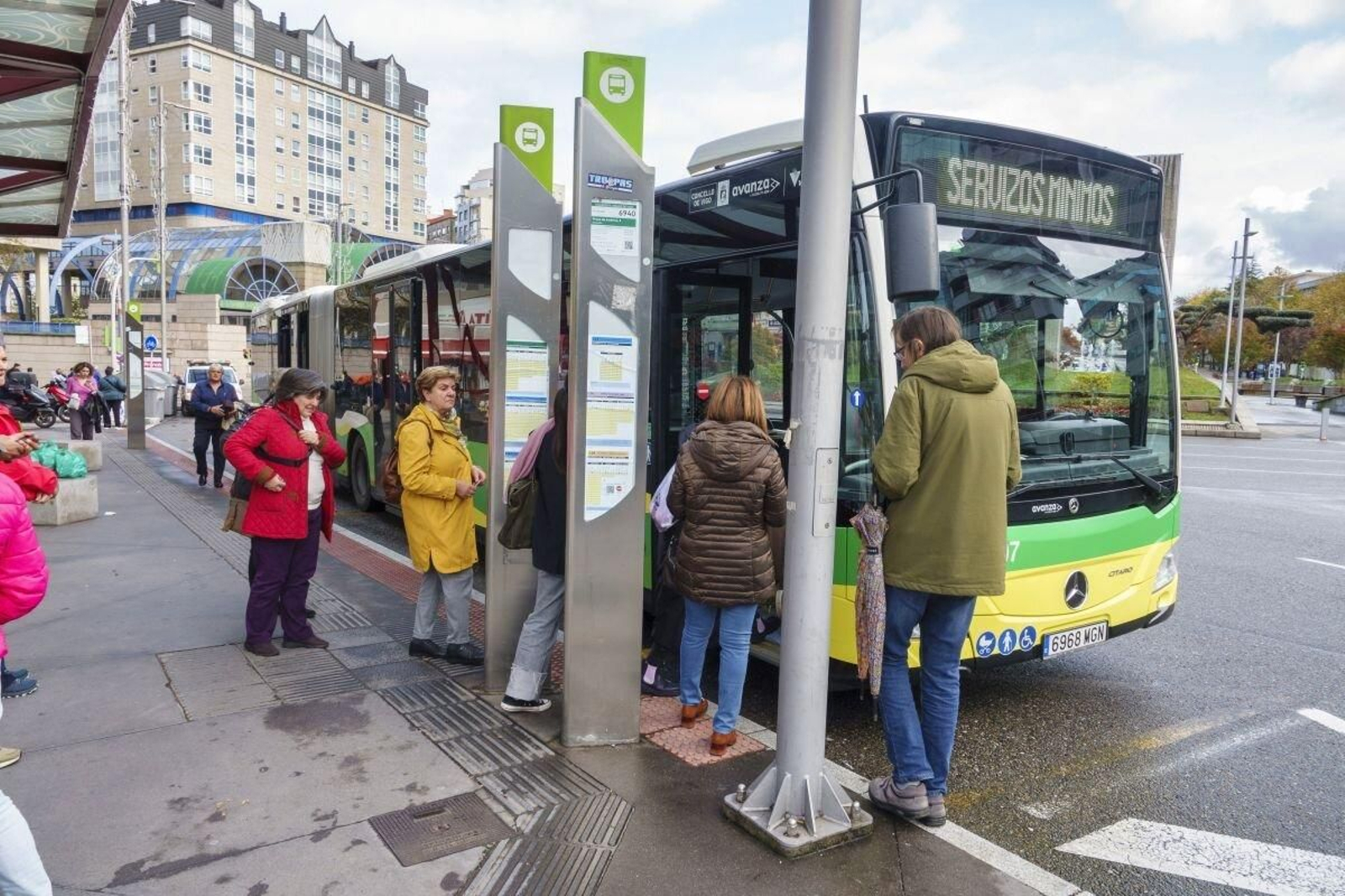 Un autobús realizando su correspondiente parada en Praza América.