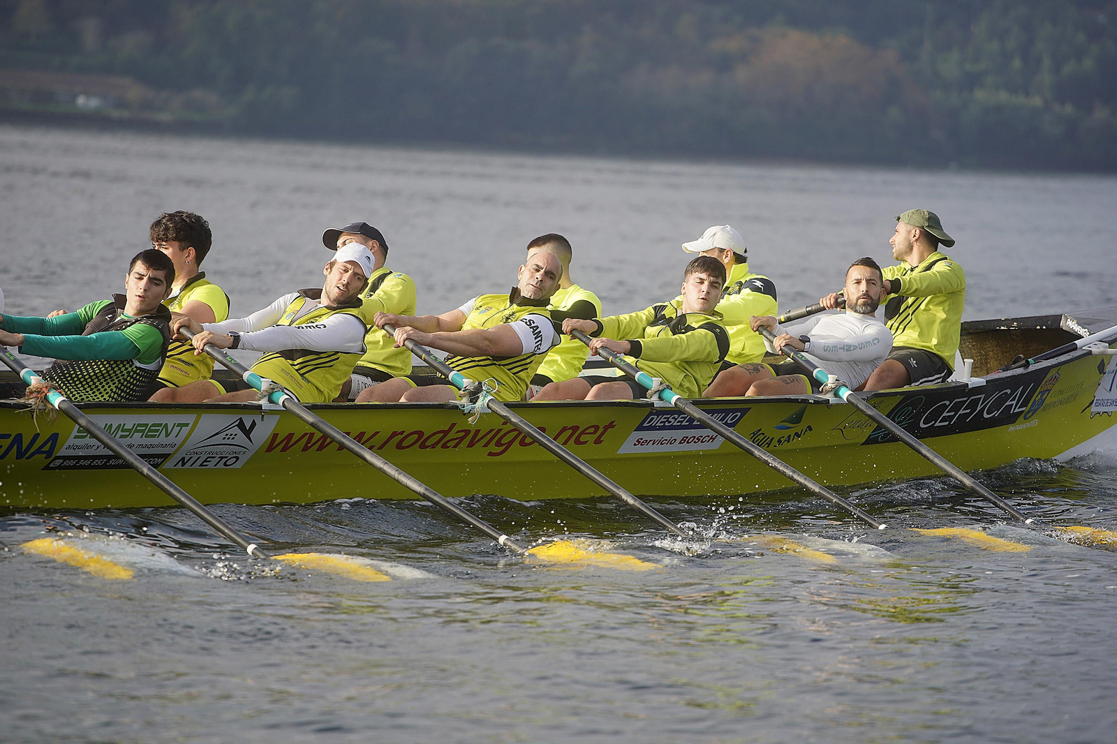 Participantes en la sesión de remo de +Deporte Atlántico en Cesantes.