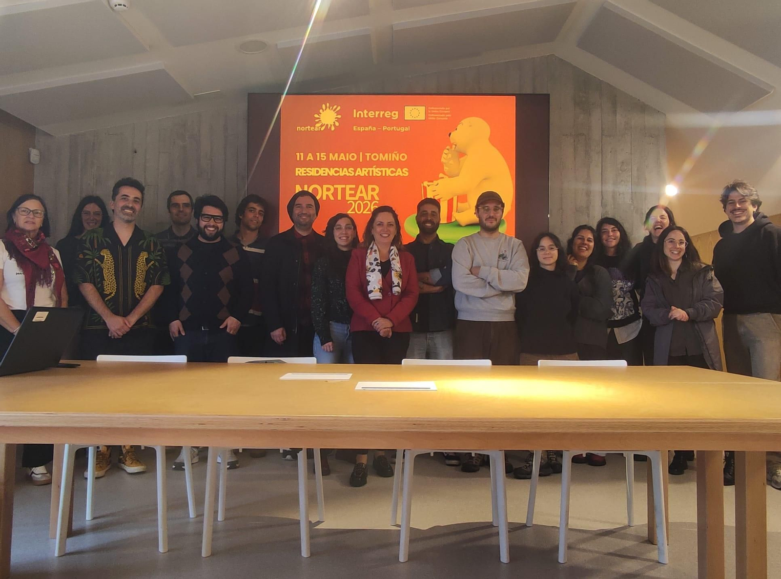 Participantes en la residencia artística junto a la alcaldesa de Tomiño, Sandra González.