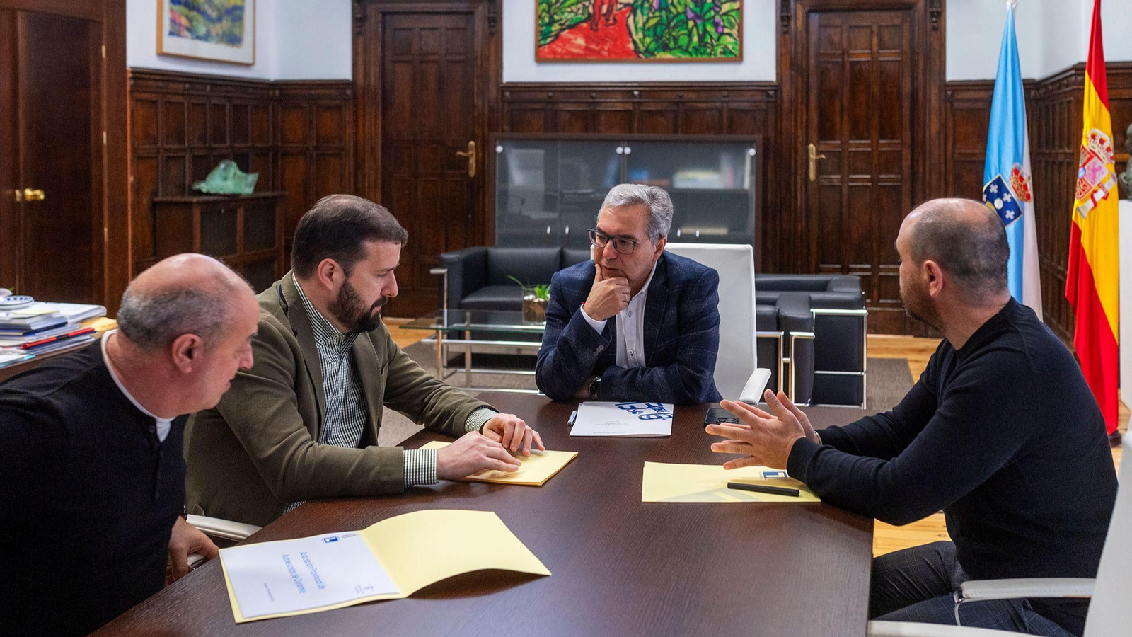 Luis Menor escucha a la directiva de la Asociación Provincial de Autoescuelas.
