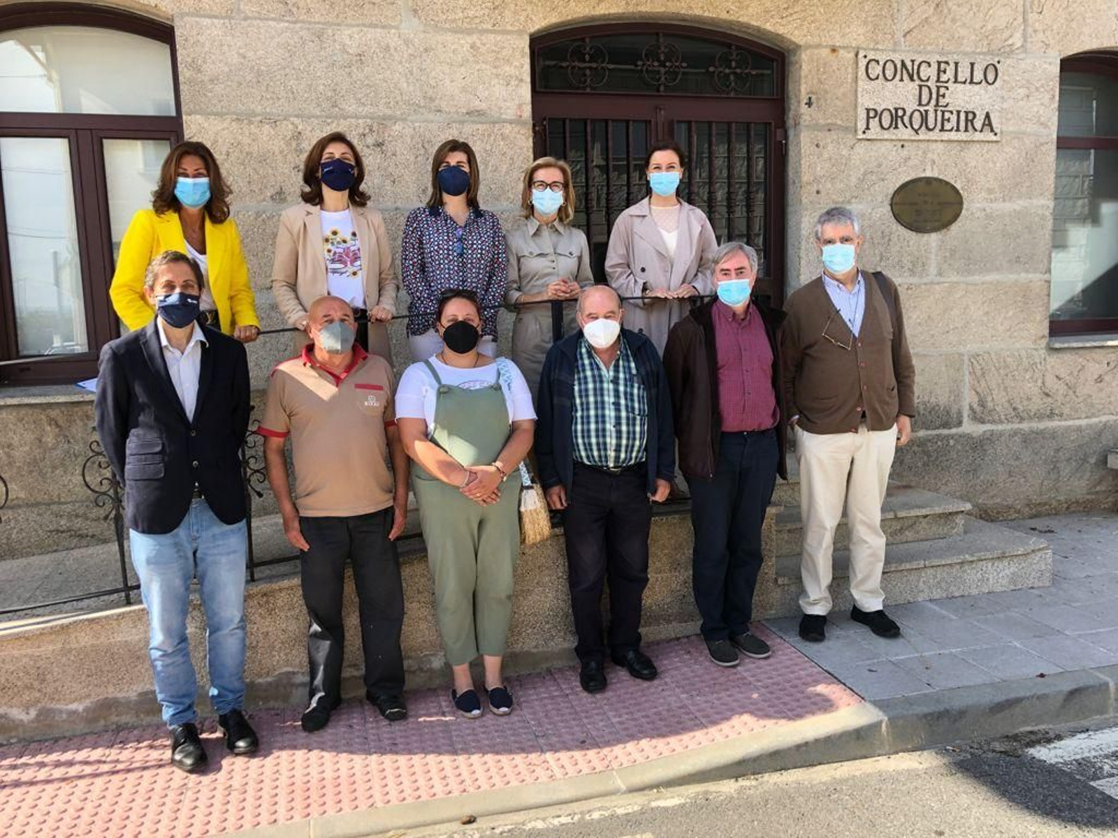 A alcaldesa e a conselleira, no centro, arriba; estiveron acompañadas de traballadores municipais.