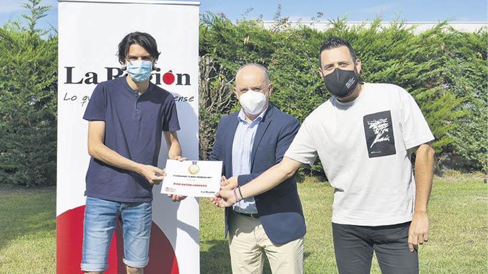 Lorenzo recibe su premio de manos de Jorge Villarino (La Región) y Roberto Pascual (MIT).