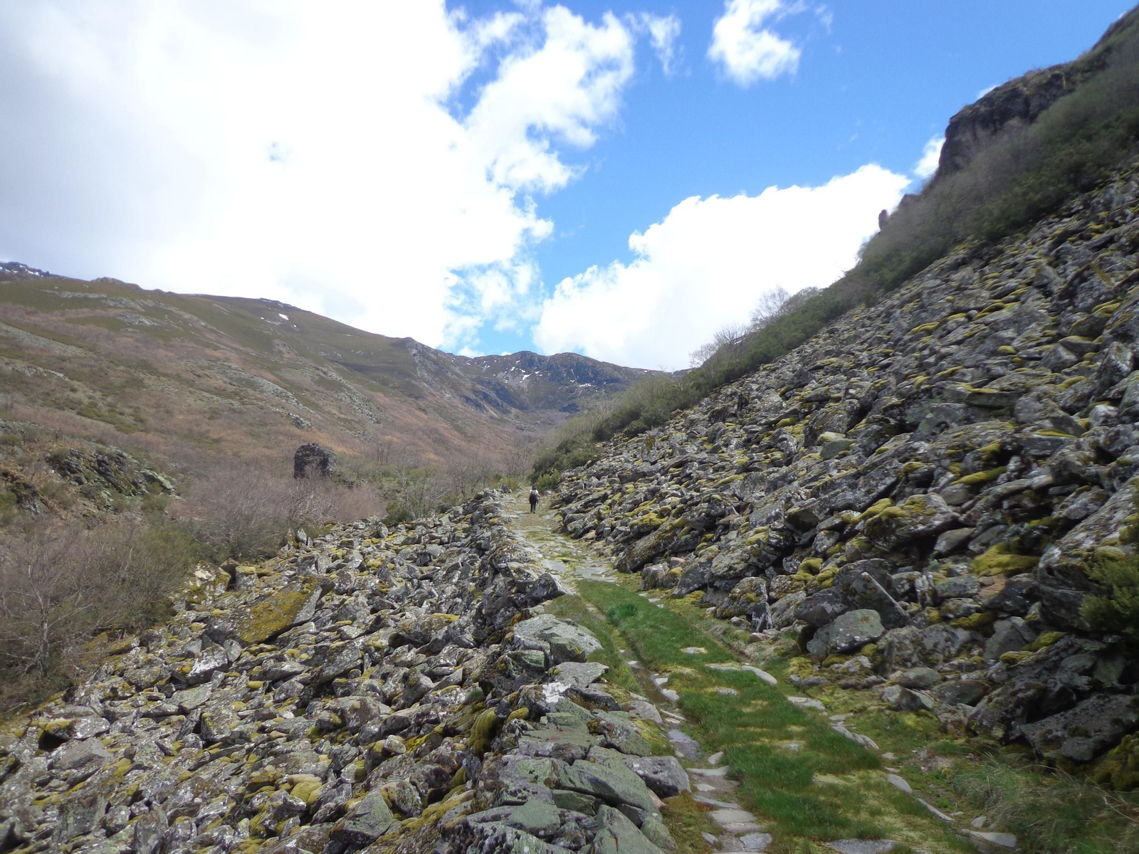Camiño á montaña dende A  Ponte