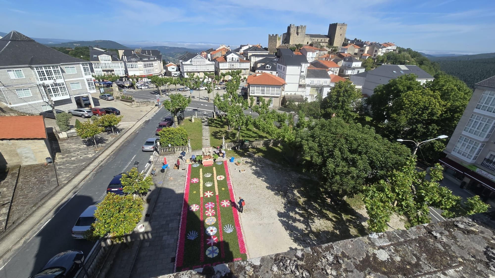Galería | Castro Caldelas se engalana con alfombras de flores para el Corpus Christi