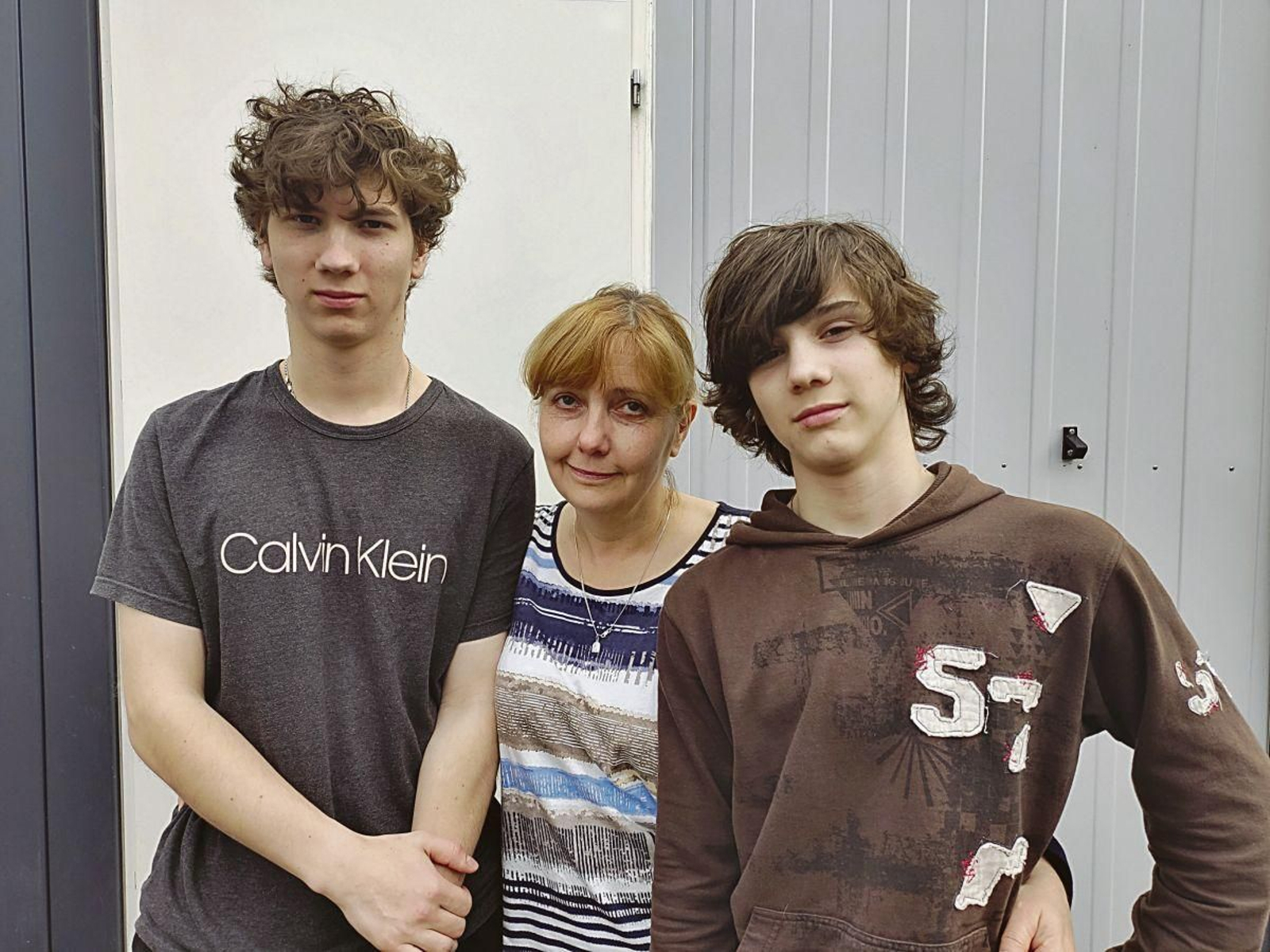 La ucraniana Ganna, una desplazada interna ucraniana de Mariúpol, junto a sus hijos.