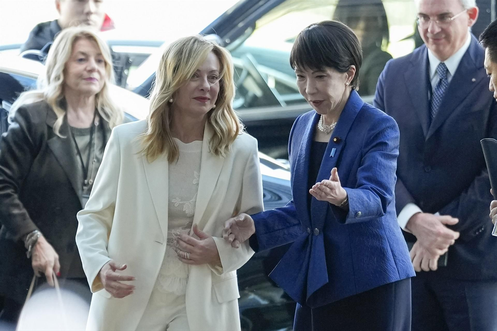 Las primeras ministras de Italia, Giorgia Meloni, y de Japón, Sanae Takaichi