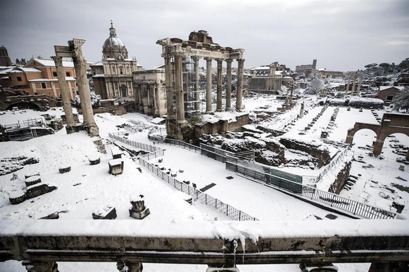 El Foro Imperiali completamente nevado, en Roma.