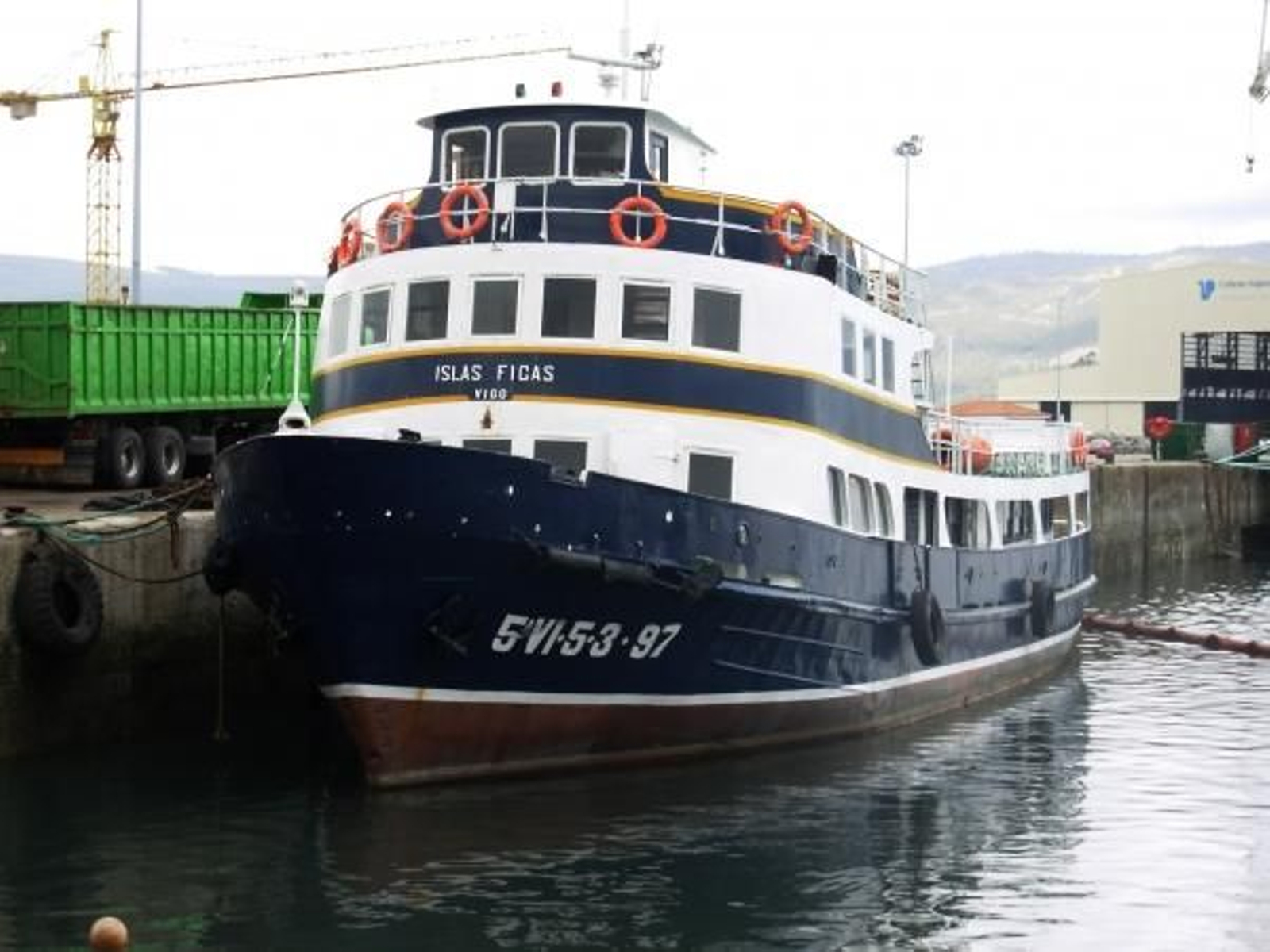 El histórico Islas Ficas, ayer en el puerto de Marín, preparado para su última travesía.