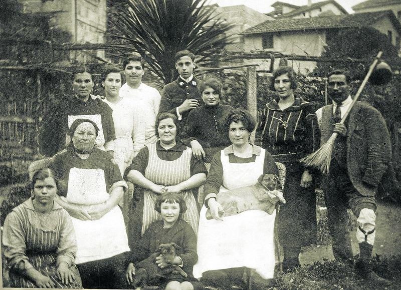 Doña Dolores Ándelo, con parte del personal del Roma a finales de los 20. (Fotografía de Guillermo Álvarez.)