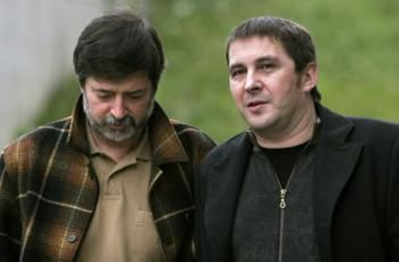 Fotografía de archivo tomada en Barakaldo el 04/06/2013 del líder de la ilegalizada Batasuna, Arnaldo Otegi (d), y el secretario general del sindicato abertzale LAB, Rafa Díez Usabiaga.