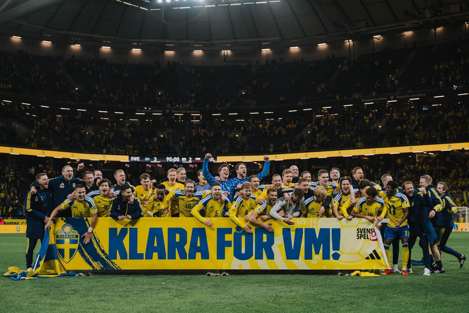 Williot Swedberg, en la parte izquierda, y Carl Starfelt, en la derecha, celebran con sus compañeros la clasificación.