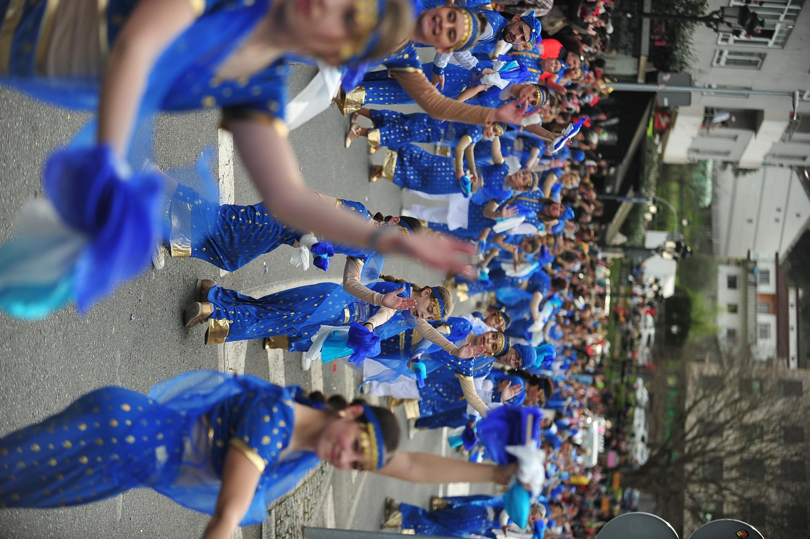 Galería | Color y retranca se pasean por las calles de A Valenzá durante su Martes de Entroido