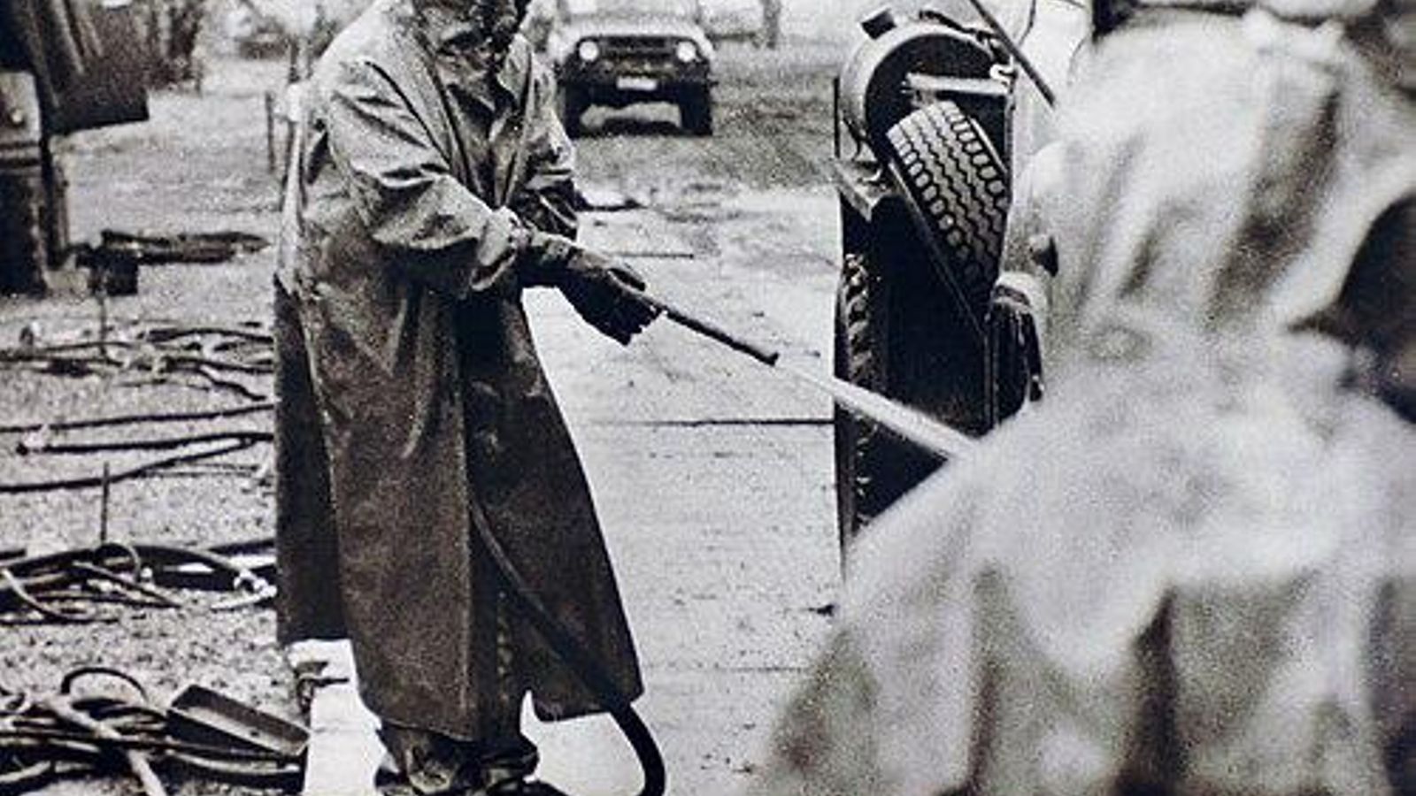 Liquidadores descontaminando un camión.