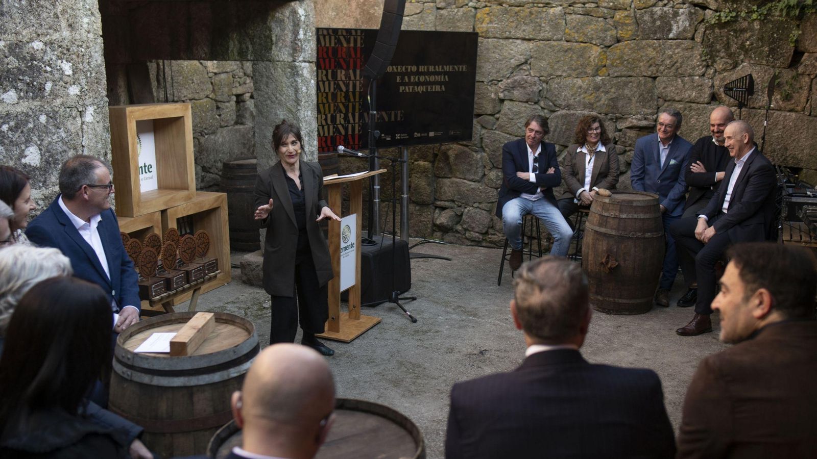 Eva González -centro-, del GDR10 Limia-Arnoia, condujo el acto.