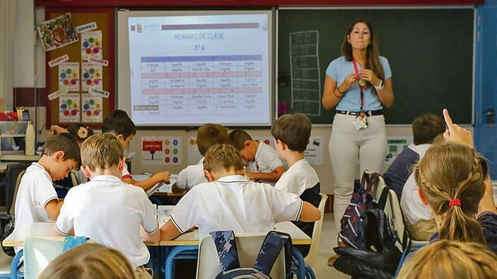 Una profesora explicando a sus alumnos durante una clase.