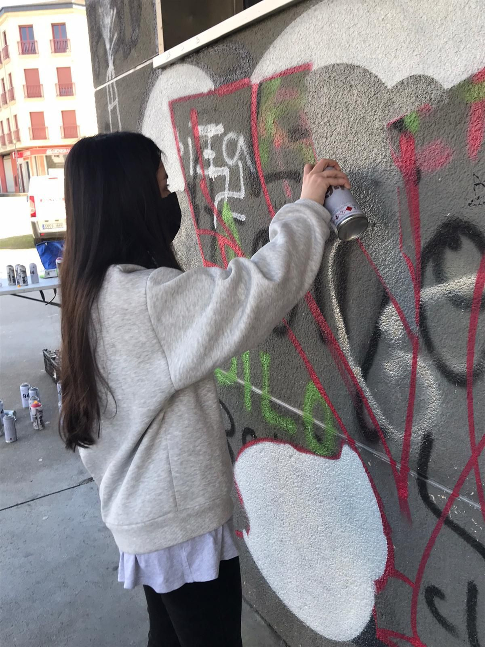 Los jóvenes en Verín trabajan en el mural por la igualdad.