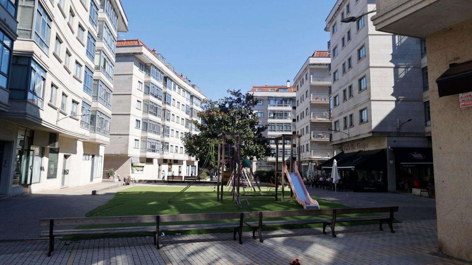 Los hechos ocurrieron en un piso de esta céntrica calle de Ponteareas.
