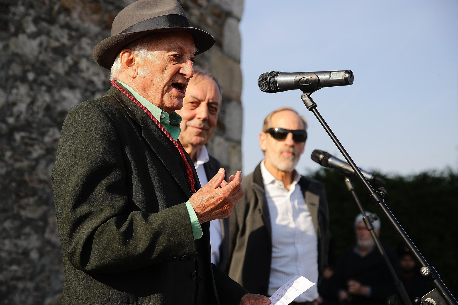 El profesor Juan Antonio Pinza agradece el homenaje.