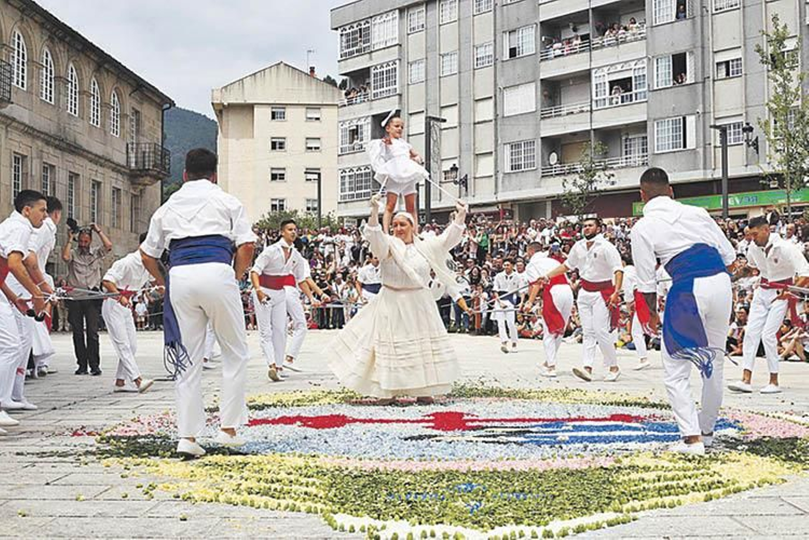 Primer baile en la Praza de Ponteareas, con la ‘burra’ Sonia Carrera y la Danza das Espadas.