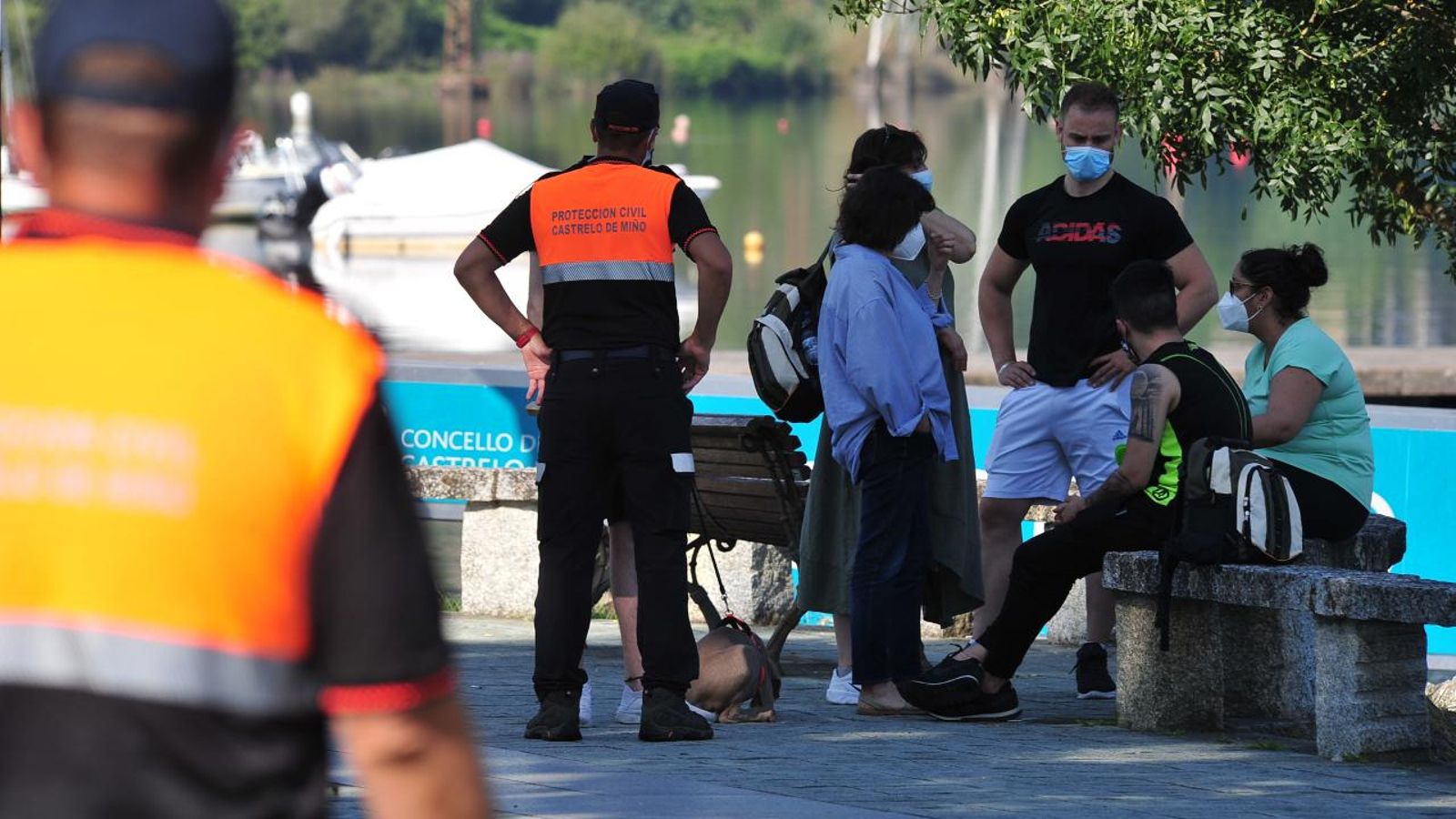 Compañeros del joven ahoga en Castrelo de Miño. FOTO: José Paz