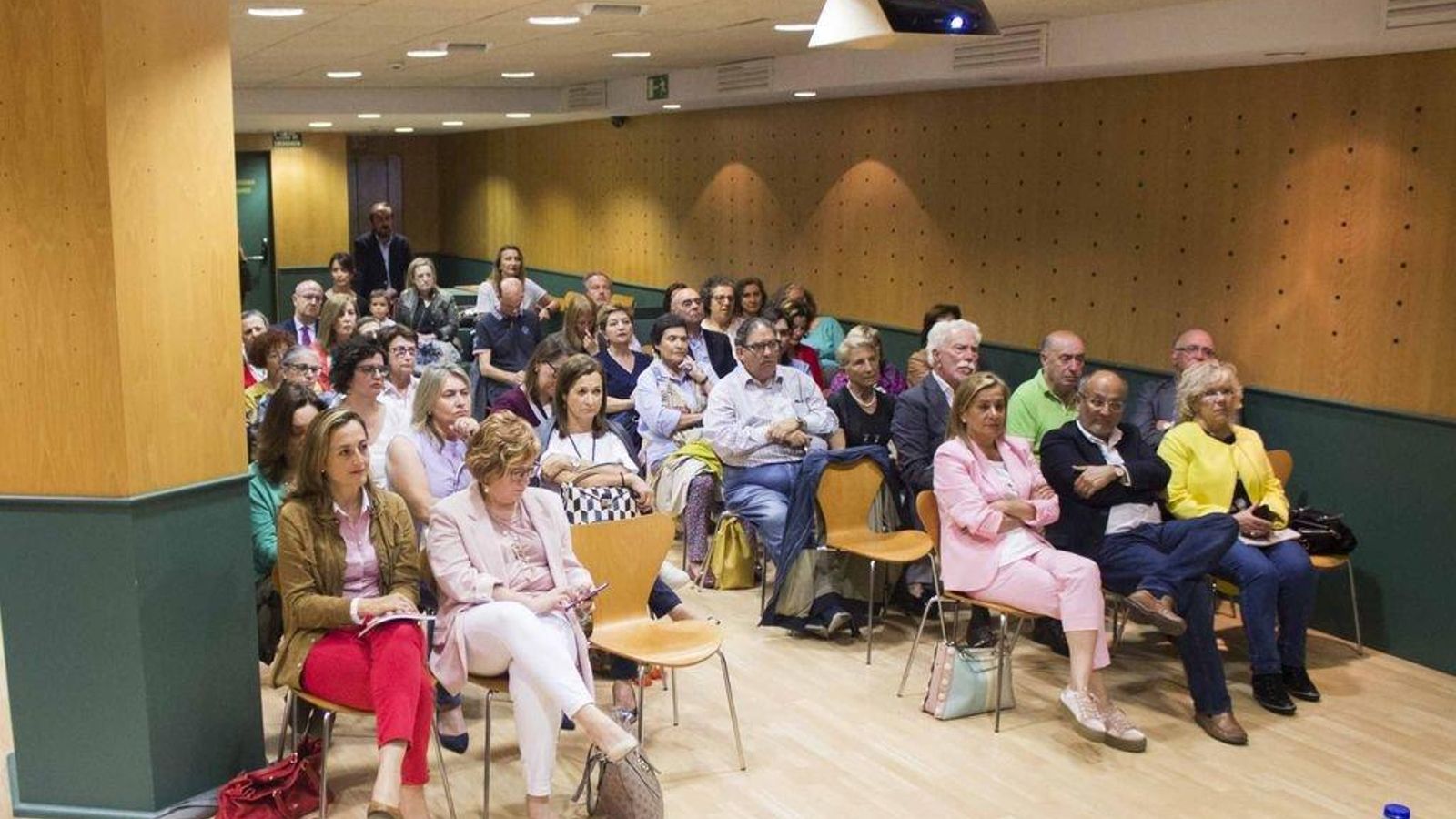 Carmela Silva, Abel Losada e Isaura Abelairas (derecha) y Teresa Egerique (izq.). En la segunda imagen, Corina Porro, José Luis Mateo y Teruca Cendón.