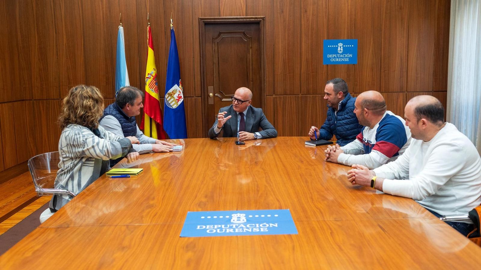 Manuel Baltar, no centro, reunido cos presidentes das distintas comunidades de regantes en Ourense.