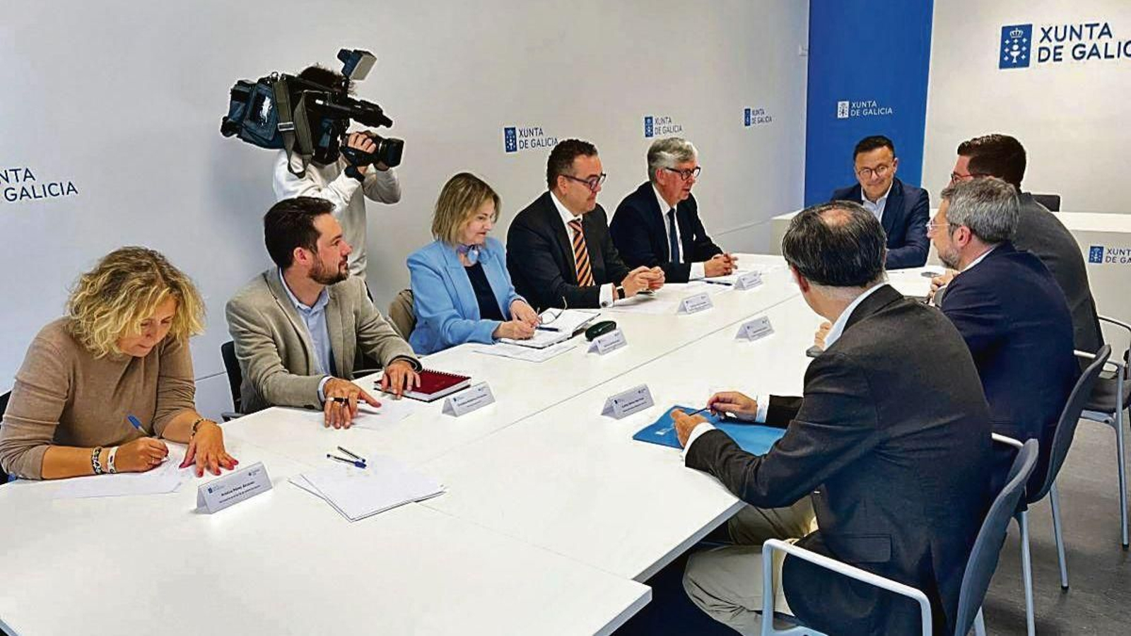 El conselleiro de Emprego (c) preside la constitución del grupo de trabajo.