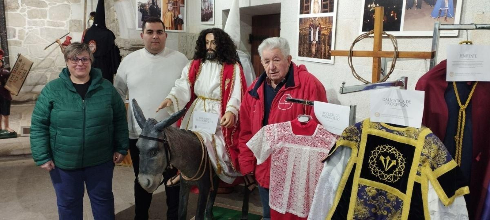 La directiva de la Coordinadora ultimando los detalles de la exposición junto al pregonero Manuel Gil.