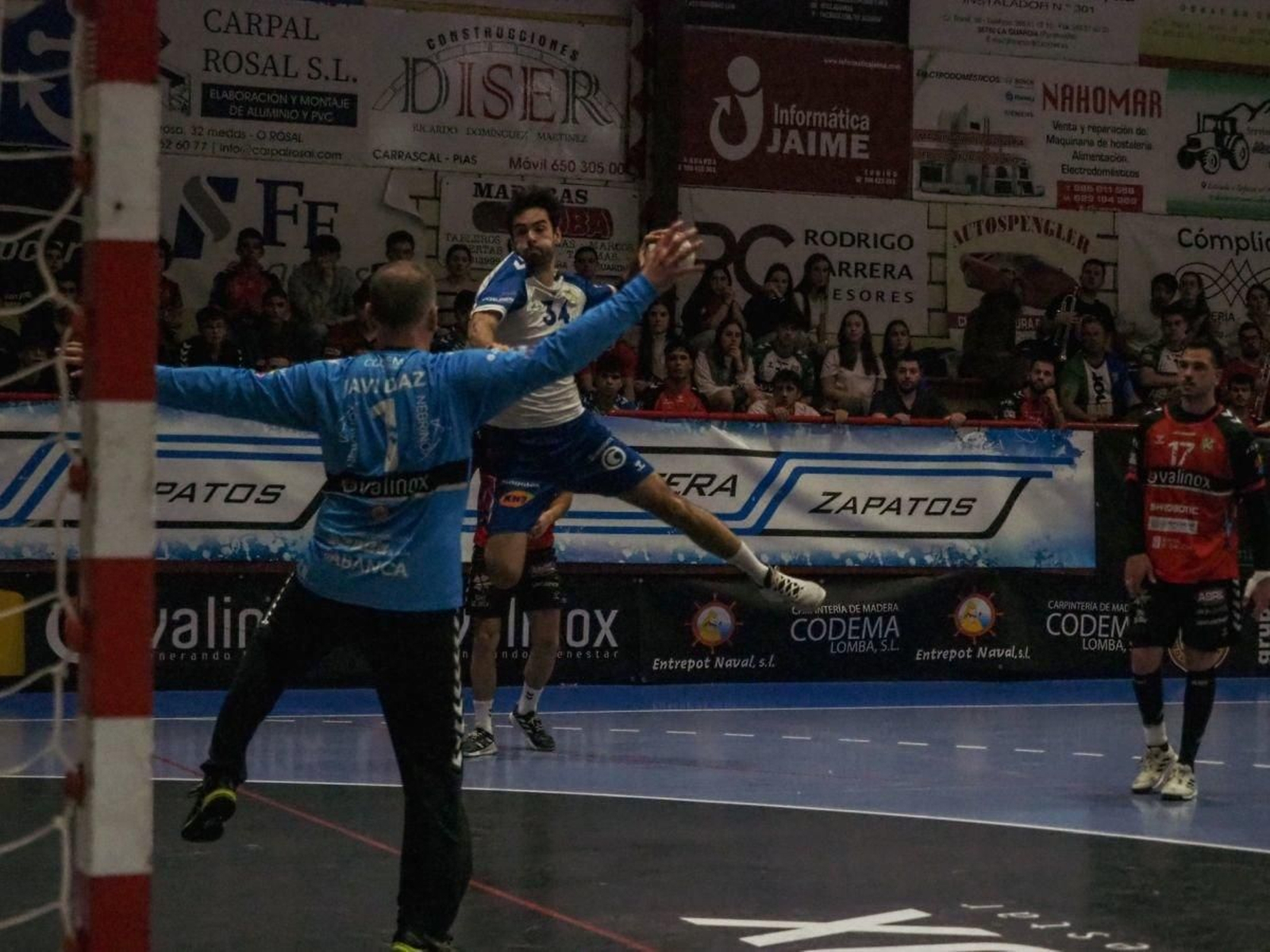 Javi Díaz intenta detener el lanzamiento de Sergi Franco.