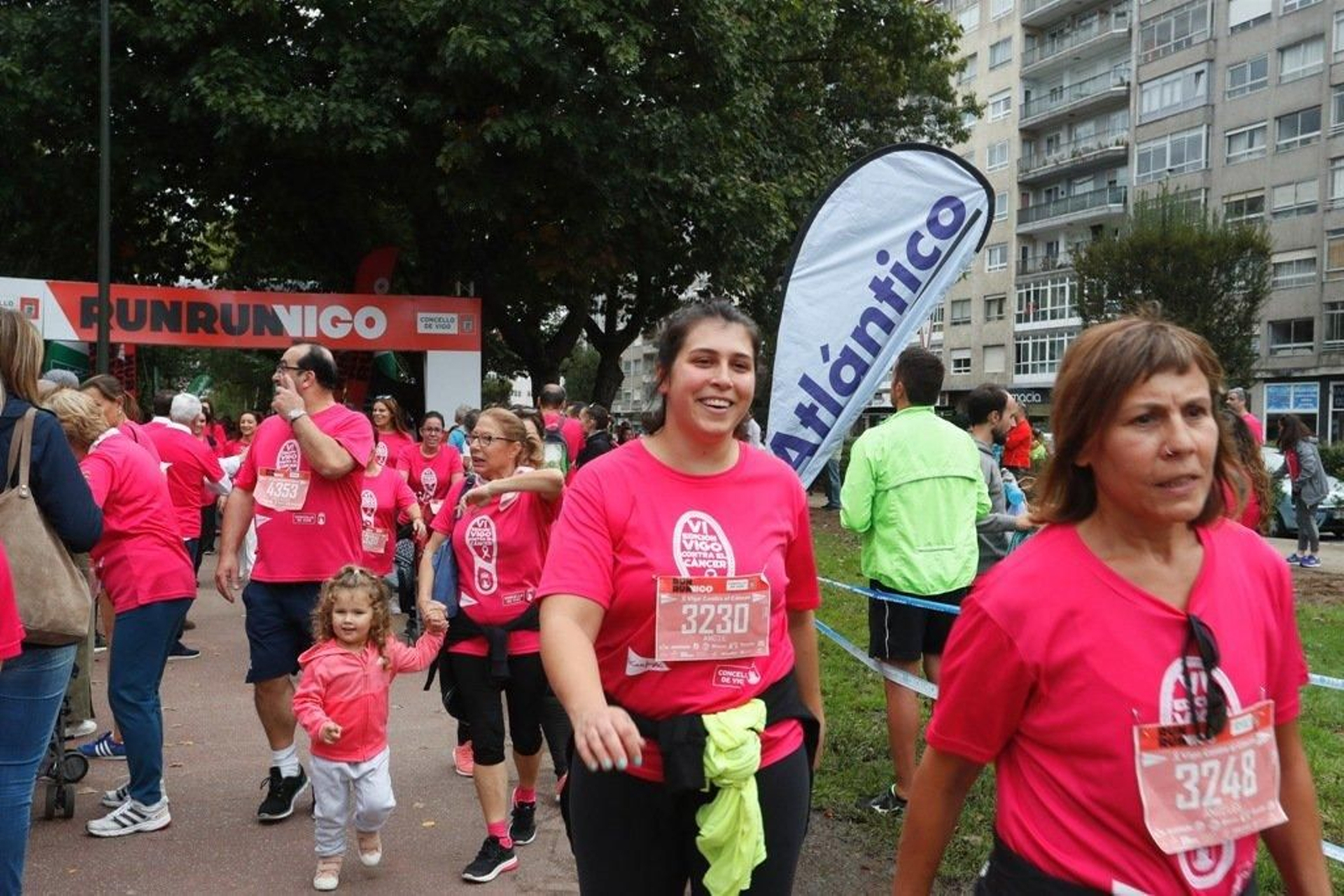 El color rosa abarrotó la Avenida de Castelao - JV Landín 144