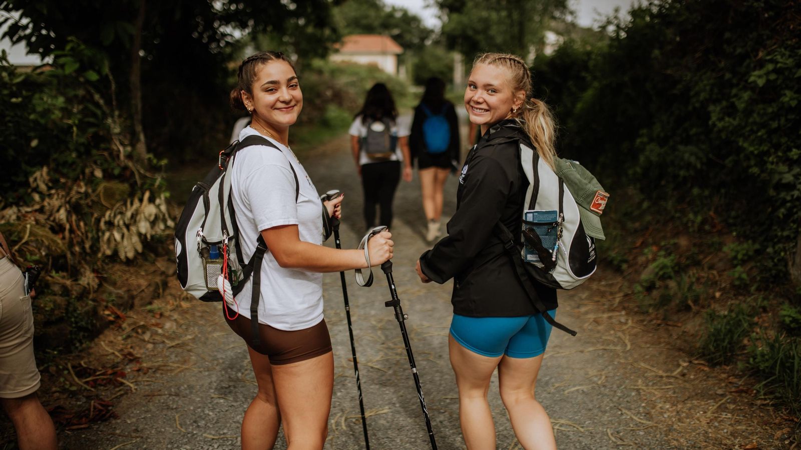 Dos de las chicas participantes