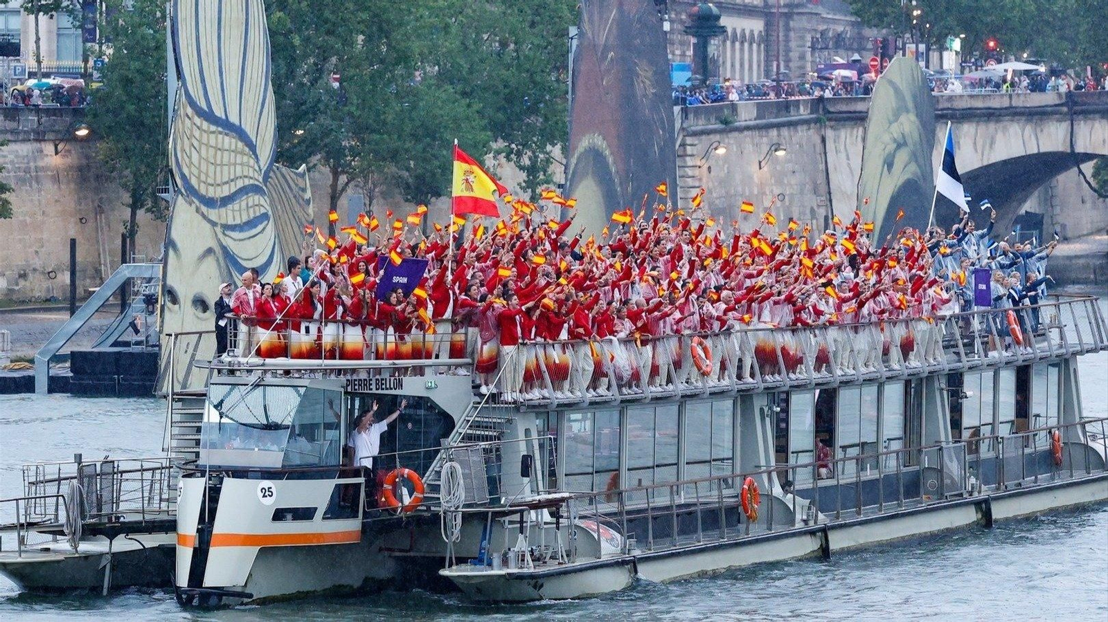 El equipo español durante el desfile por el Sena de la ceremonia inaugural de los Juegos Olímpicos de París (Foto: EP).