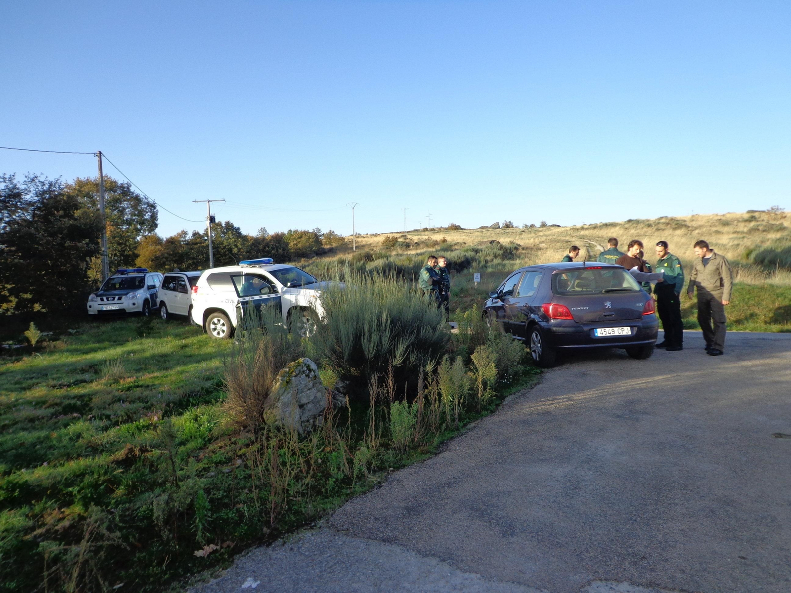 Los agentes se reunieron a la entrada de Vilaboa, antes de iniciar la búsqueda (J.C.)