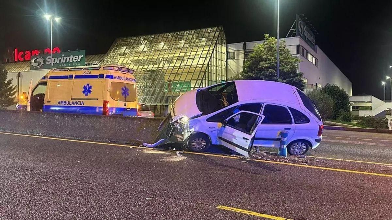 Un vehículo colisionó contra un muro de la Avenida de Madrid una noche de octubre, dejando graves daños en el coche