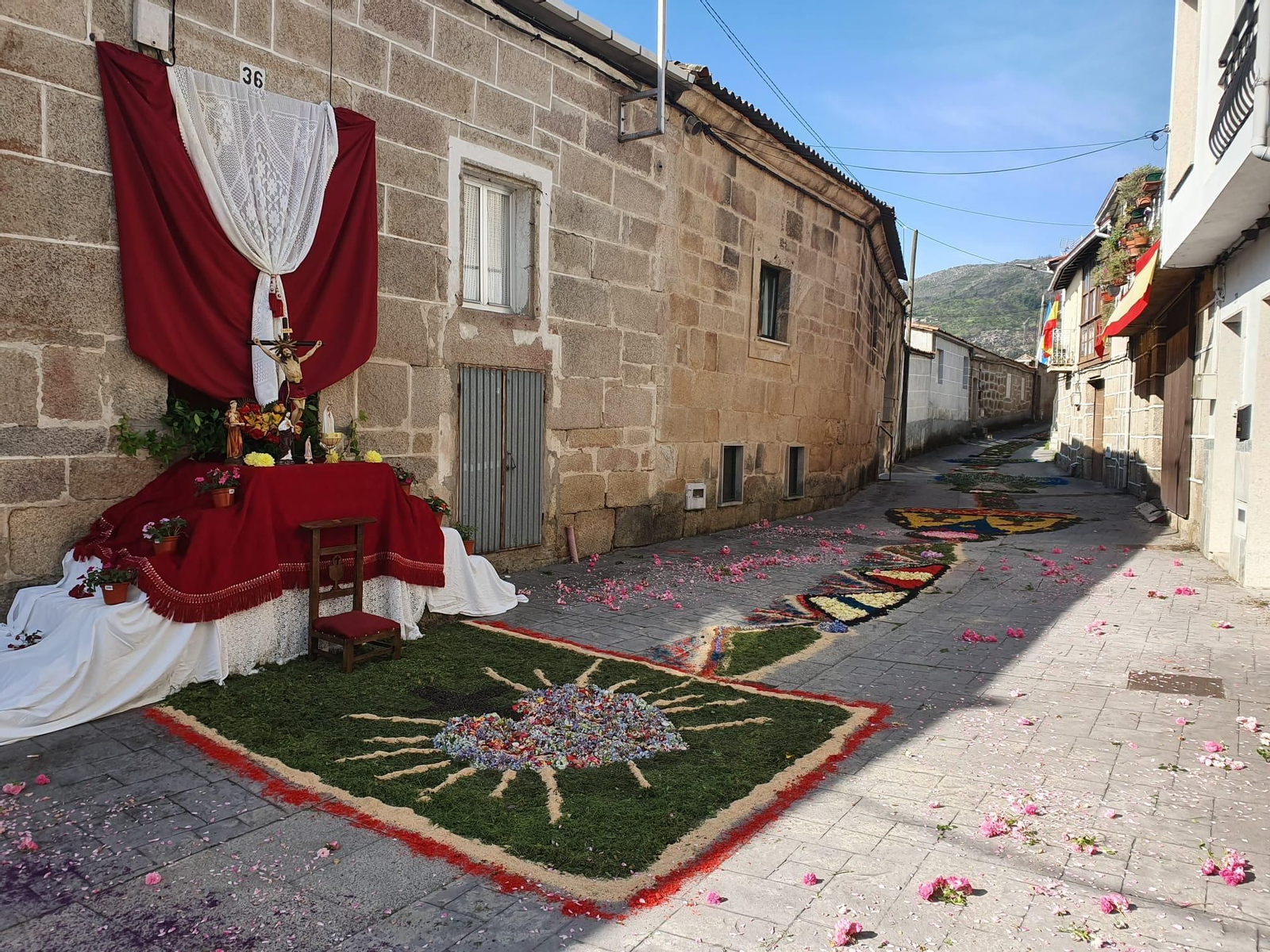 Adoración del Cuerpo de Cristo arropada por alfombras de flores en Oímbra.