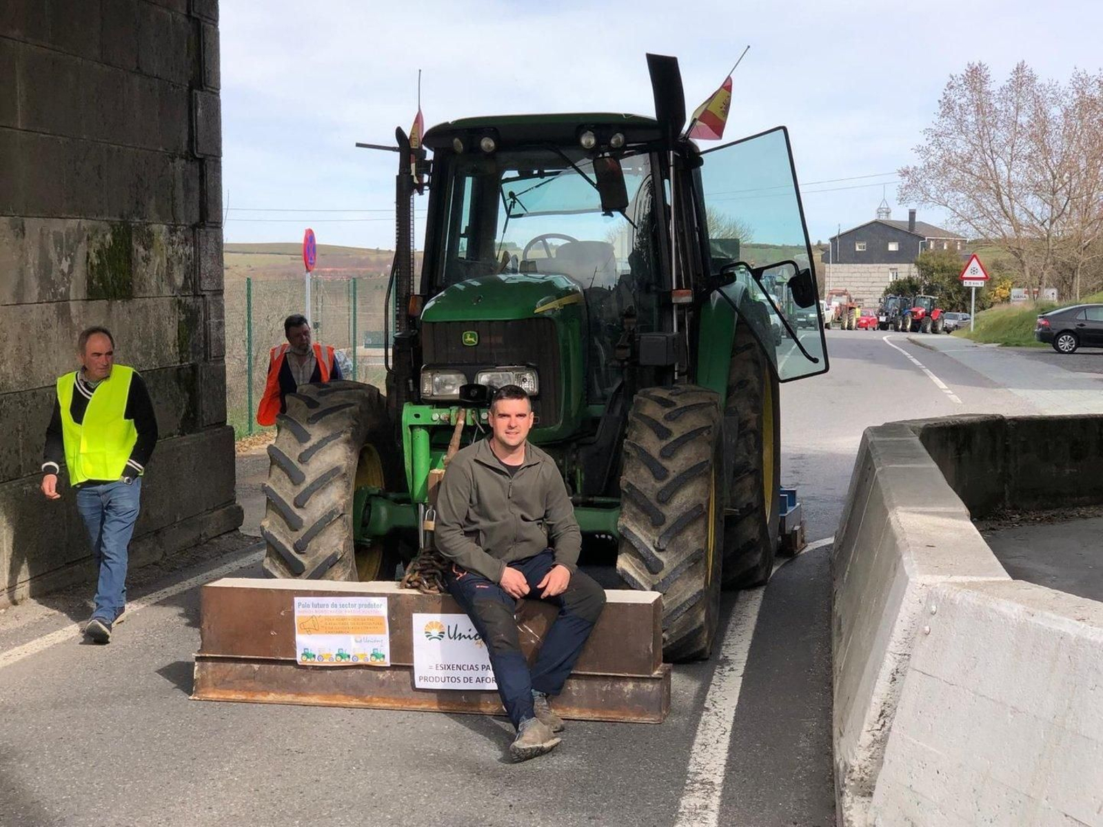Alejandro Herrera, ganadero de Viana do Bolo, que hoy celebra su cumpleaños en la tractorada.