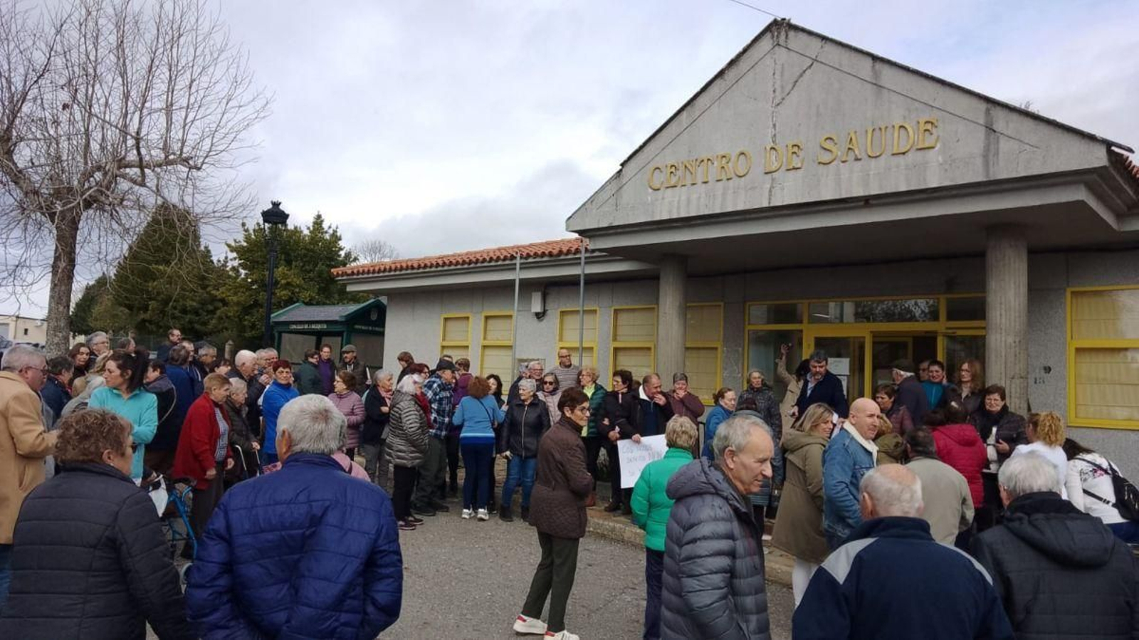 Vecinos del municipio de A Mezquita durante la manifestación frente al Centro de Salud.