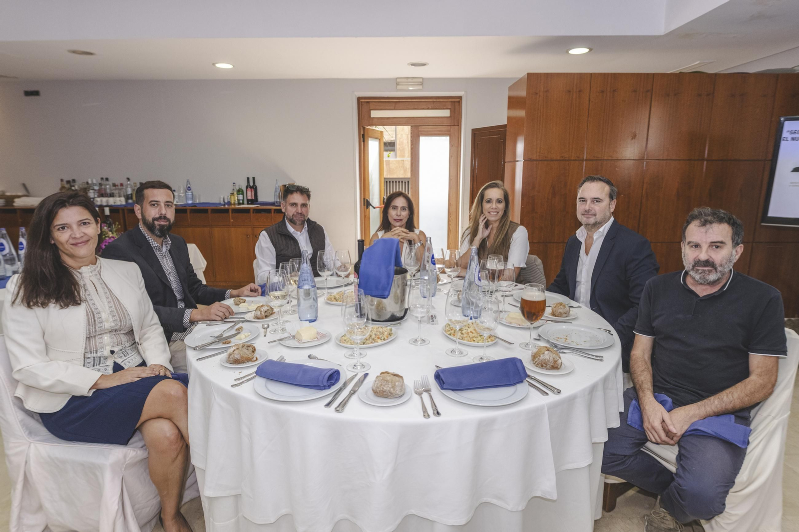MESA RÍO LIMIA  Esther Diz, de Covalingua LLC; Sergio Gastón, de Palo Alto Digital; José Manuel Soto, presidente de la Asociación Justicia y Honor; Loreto Puente, directora de Kurage Psicología; Patricia Cameselle, CEO de Silema Projects; Javier López, socio director de Working Capital, y Luis Rivera, presidente del Centro Comercial Aberto Ourense Centro.