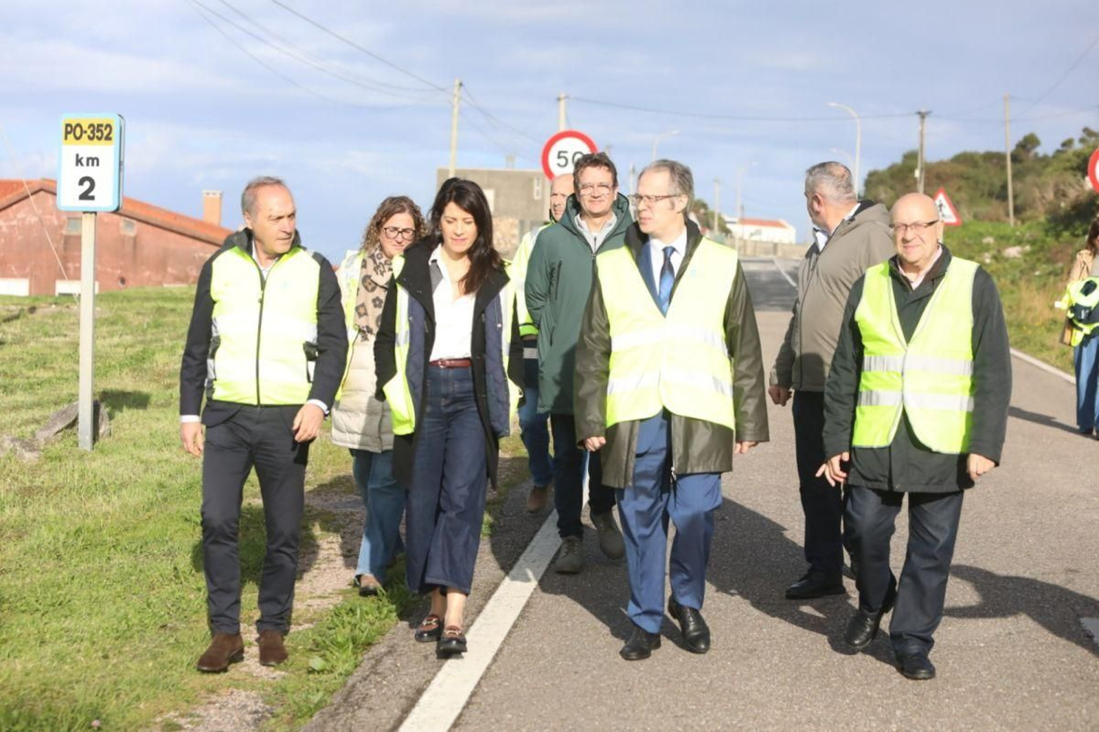 El alcalde y la conselleira, Martínez Allegue, recorriendo el lugar por el que se construirá la senda.