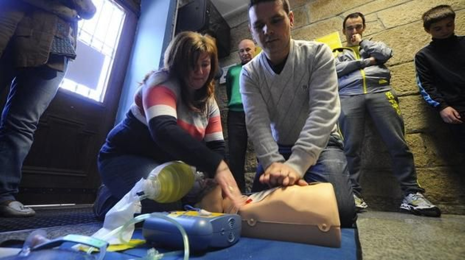 María José Vázquez y Francisco Javier Masid, realizando las prácticas (MARTIÑO PINAL)