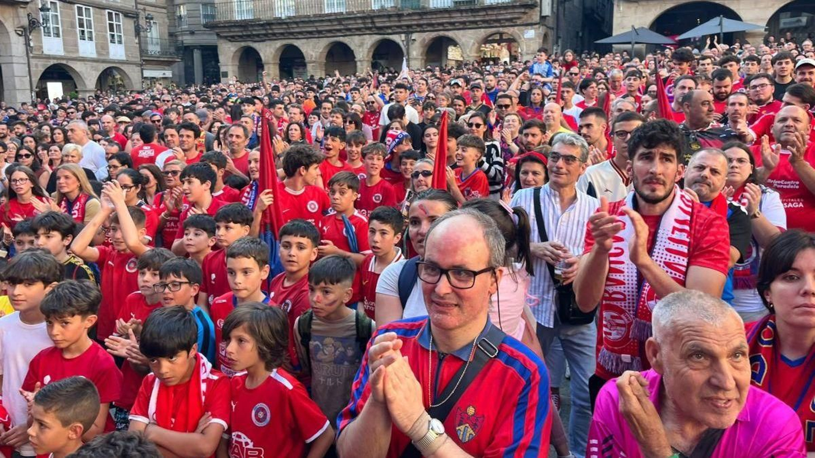 La afición de la UD Ourense celebrando en la Praza Maior