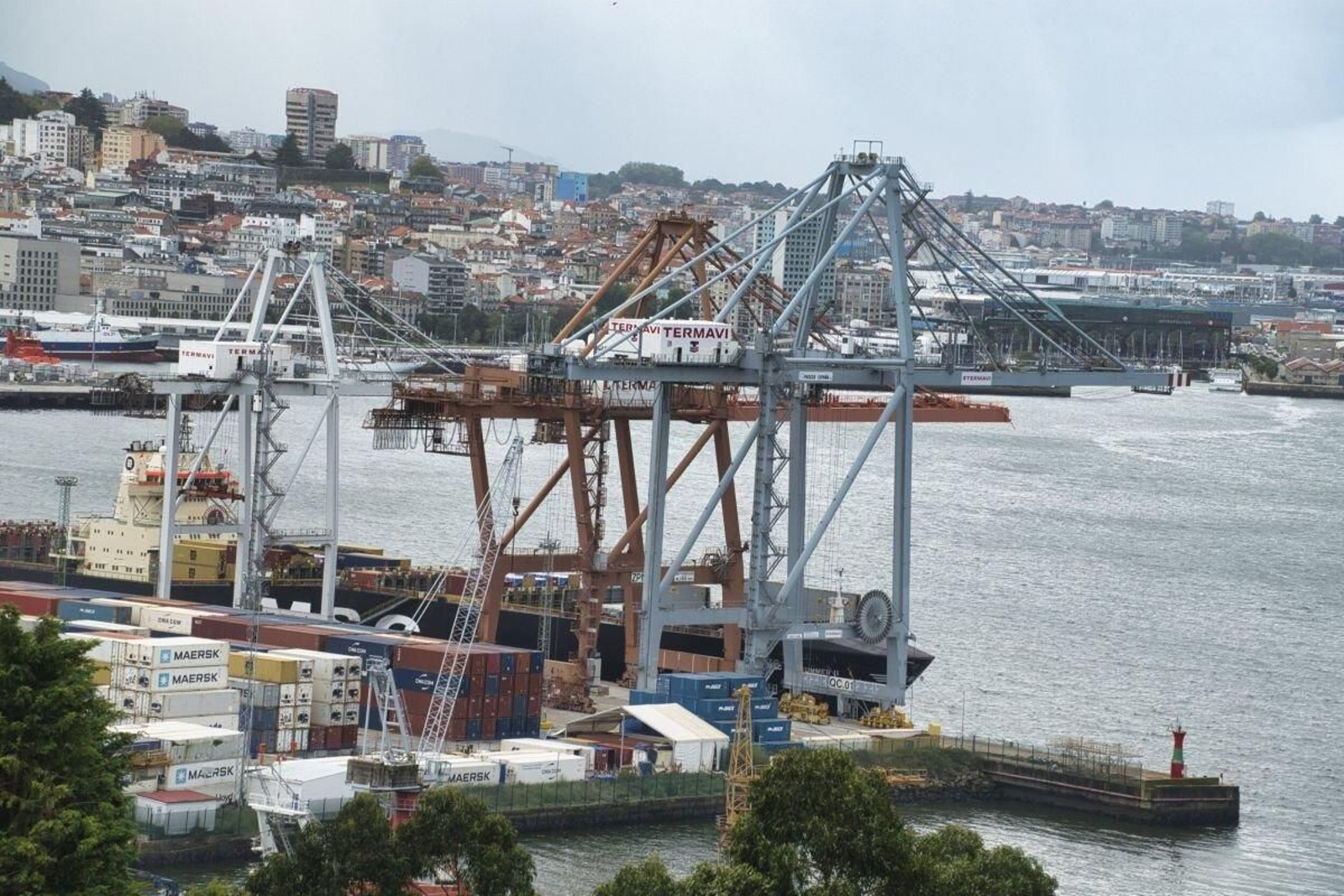 Las nuevas super grúas del Puerto de Vigo en Guixar.