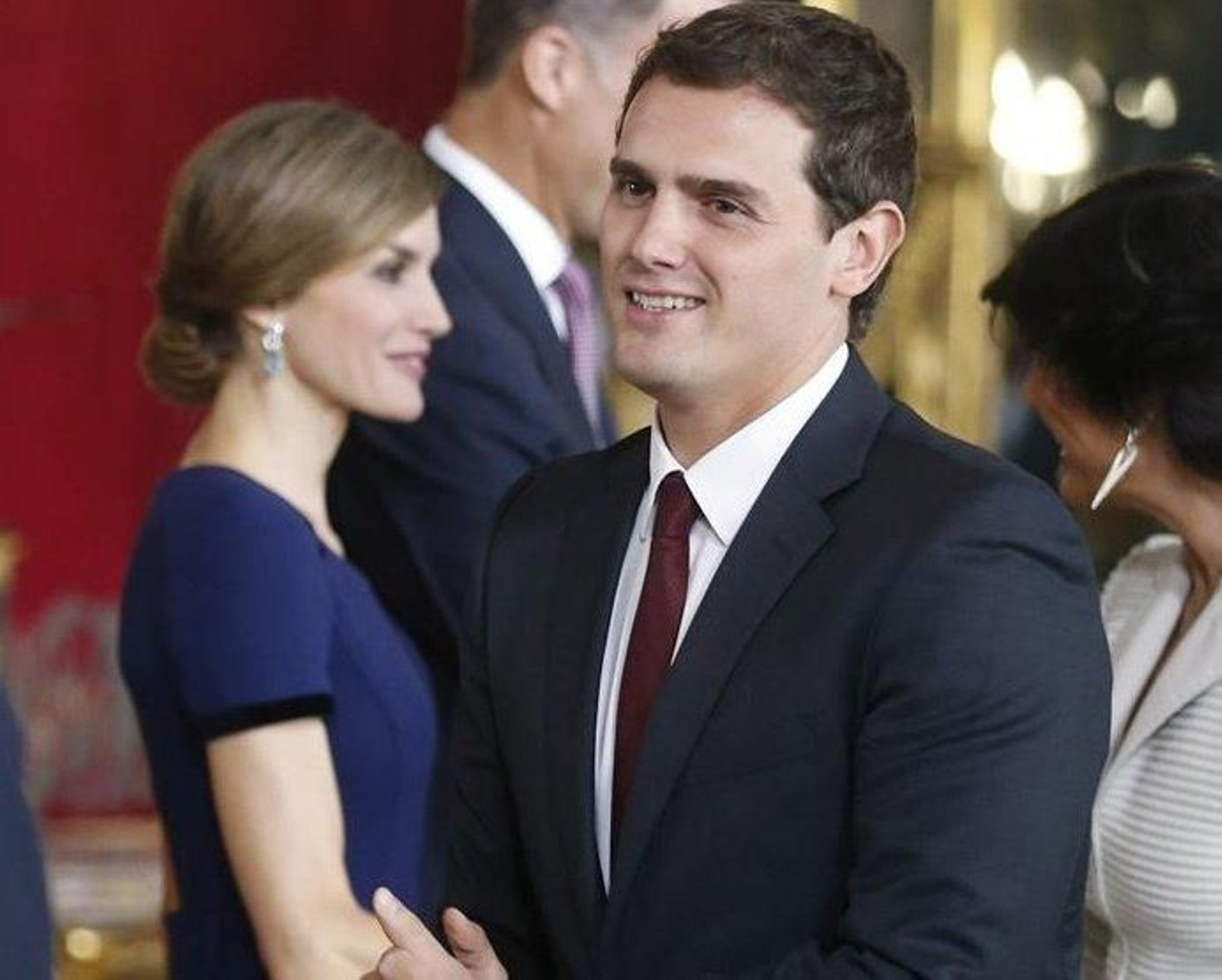 Los Reyes Fel¡pe y Letizia saludan al presidente de Ciudadanos, Albert Rivera (d), durante la recepción. (ÁNGEL DÍAZ)