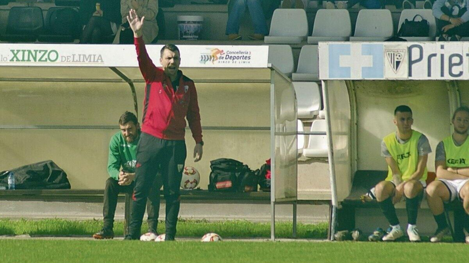 El entrenador Bruno Gómez dando instrucciones en el campo de A Moreira. (Foto: Lucía Otero)