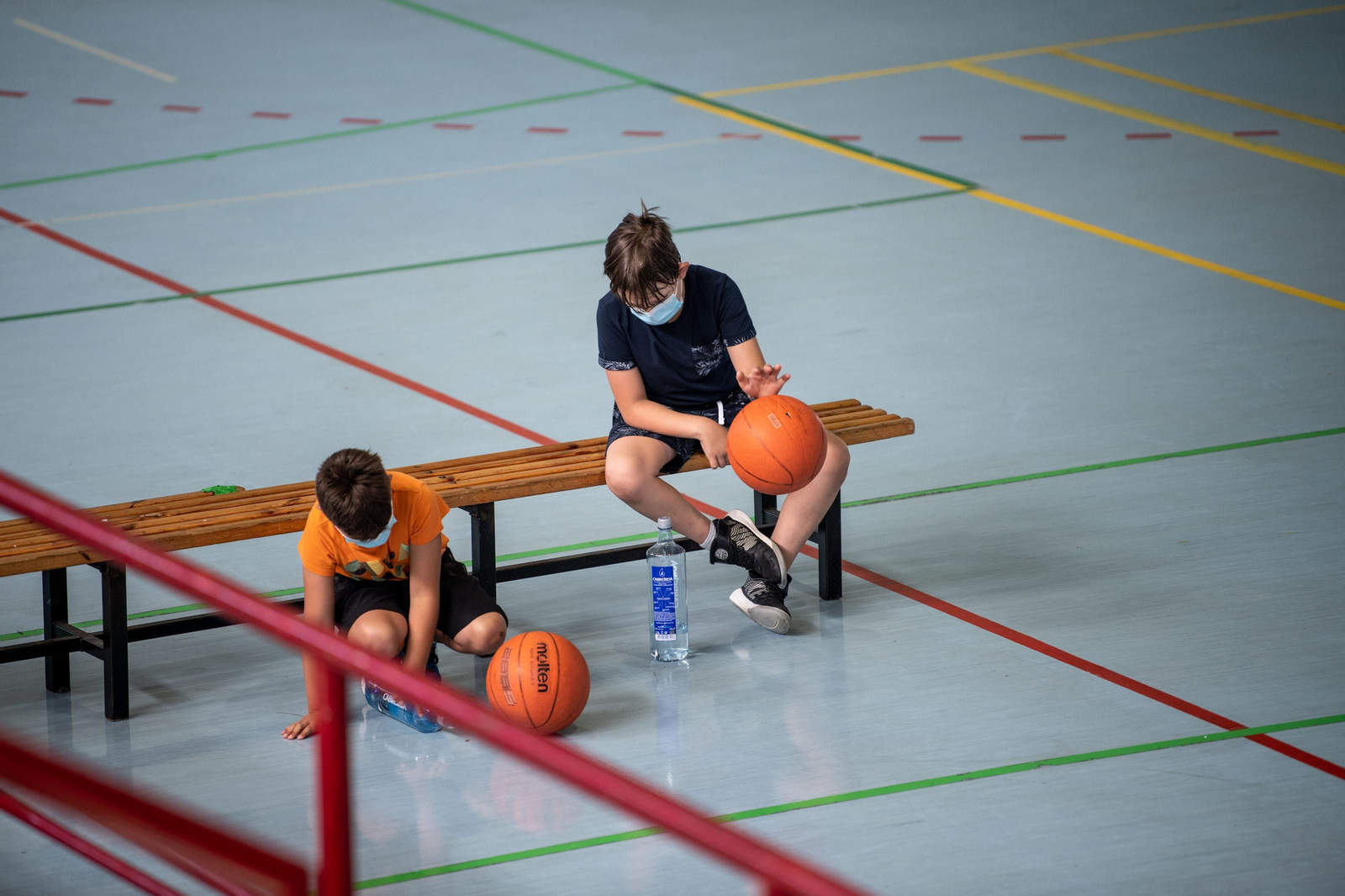 Los más pequeños disfrutan del Campus de Baloncesto en el Pabellón Municipal de Xinzo de Limia (Óscar Pinal).