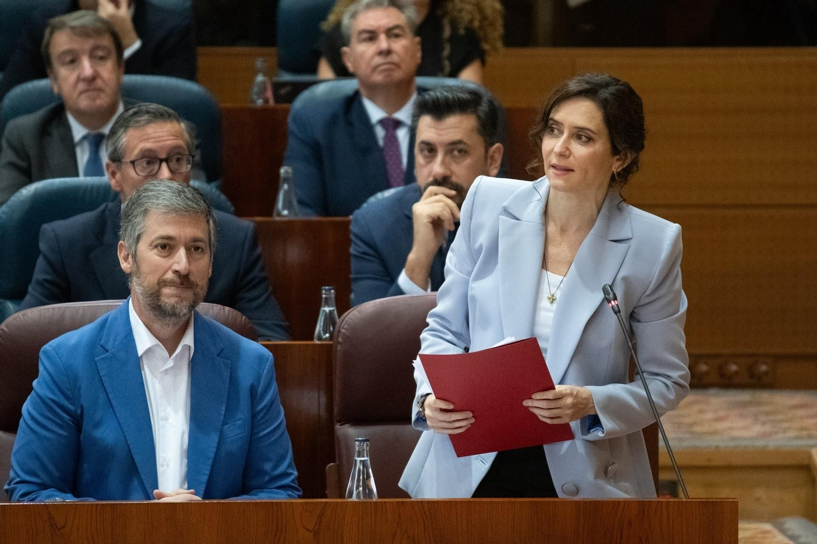 La presidenta de la Comunidad de Madrid, Isabel Díaz Ayuso, y el consejero de la Presidencia, Miguel Ángel García Martín, durante una sesión plenaria en la Asamblea de Madrid, a 23 de abril de 2026, en Madrid (España).